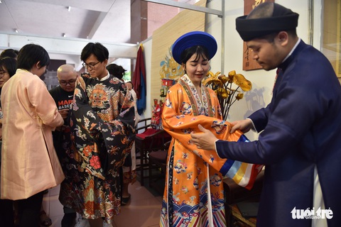 Bạn trẻ Sài Gòn thích thú tham gia ngày hội cổ phục - Ảnh 1. Bạn trẻ Sài Gòn thích thú tham gia ngày hội cổ phục - Ảnh 1.