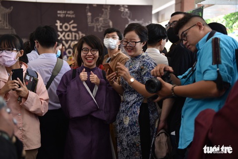 Bạn trẻ Sài Gòn thích thú tham gia ngày hội cổ phục - Ảnh 6. Bạn trẻ Sài Gòn thích thú tham gia ngày hội cổ phục - Ảnh 6.