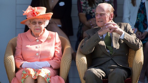 Giáo hoàng Francis và Nữ hoàng Anh Elizabeth tiêm vắc xin phòng COVID-19 - Ảnh 1. Giáo hoàng Francis và Nữ hoàng Anh Elizabeth tiêm vắc xin phòng COVID-19 - Ảnh 1.