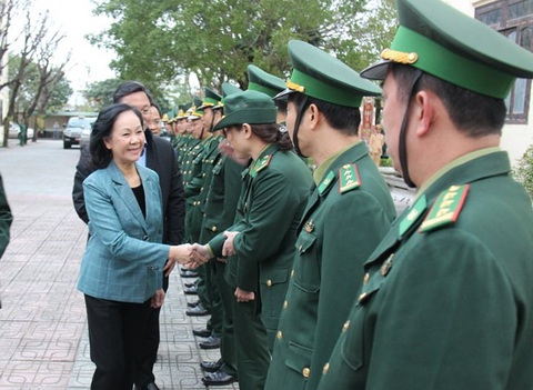 Bà Trương Thị Mai thăm cán bộ, chiến sĩ giúp dân khắc phục hậu quả thiên tai - Ảnh 1. Bà Trương Thị Mai thăm cán bộ, chiến sĩ giúp dân khắc phục hậu quả thiên tai - Ảnh 1.