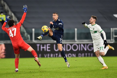 Ronaldo chuộc lỗi với bàn thắng phút 90+2 giúp Juve giành 3 điểm - Ảnh 2. Ronaldo chuộc lỗi với bàn thắng phút 90+2 giúp Juve giành 3 điểm - Ảnh 2.