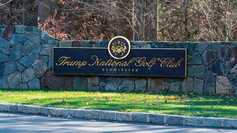 Sân golf của ông Trump bị tước quyền đăng cai giải đấu danh giá - Ảnh 1. Sân golf của ông Trump bị tước quyền đăng cai giải đấu danh giá - Ảnh 1.