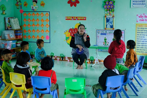 Cô giáo vừa dạy vừa chạy sạt lở, 10 năm vay mượn tiền xây mới nhà 5 lần - Ảnh 1. Cô giáo vừa dạy vừa chạy sạt lở, 10 năm vay mượn tiền xây mới nhà 5 lần - Ảnh 1.