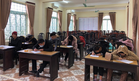 Bắt quả tang nhóm nam thanh nữ tú đang bay lắc, phê ma túy tại quán karaoke - Ảnh 1. Bắt quả tang nhóm nam thanh nữ tú đang bay lắc, phê ma túy tại quán karaoke - Ảnh 1.