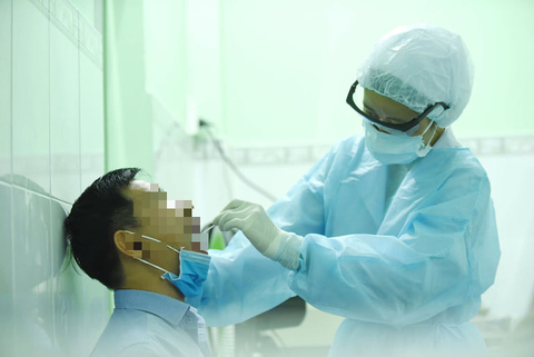 Hàng chục người tiếp xúc 2 bệnh nhân COVID-19 nhập cảnh trái phép đều âm tính - Ảnh 1. Hàng chục người tiếp xúc 2 bệnh nhân COVID-19 nhập cảnh trái phép đều âm tính - Ảnh 1.