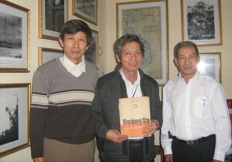 Phía sau những kỳ thư đặc biệt - Kỳ 1: Cuộc gặp gỡ đặc biệt và cuốn sách hải chiến Hoàng Sa - Ảnh 1. Phía sau những kỳ thư đặc biệt - Kỳ 1: Cuộc gặp gỡ đặc biệt và cuốn sách hải chiến Hoàng Sa - Ảnh 1.