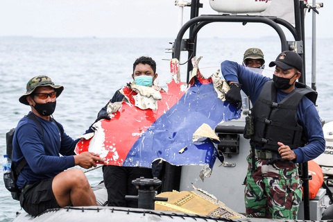 Vụ máy bay rơi tại Indonesia: Bắt đầu trục vớt 2 hộp đen - Ảnh 3. Vụ máy bay rơi tại Indonesia: Bắt đầu trục vớt 2 hộp đen - Ảnh 3.