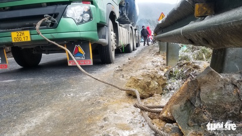 Ôtô, xe máy gặp nạn trên đèo Ô Quy Hồ do mặt đường đóng băng - Ảnh 4. Ôtô, xe máy gặp nạn trên đèo Ô Quy Hồ do mặt đường đóng băng - Ảnh 4.