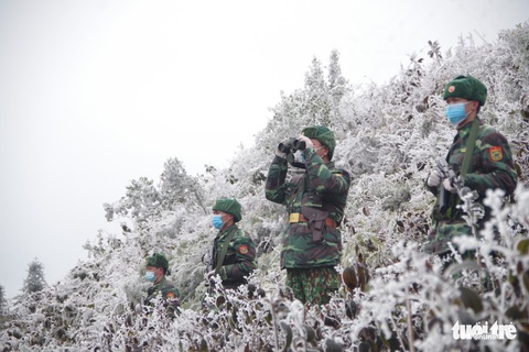 Băng giá phủ trắng, bộ đội biên phòng căng mình tuần tra biên giới - Ảnh 5. Băng giá phủ trắng, bộ đội biên phòng căng mình tuần tra biên giới - Ảnh 5.