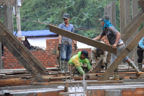 Lo chỗ ở cho dân vùng sạt lở đón tết - Ảnh 1. Lo chỗ ở cho dân vùng sạt lở đón tết - Ảnh 1.