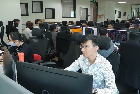 Tiền đổ mạnh vào chứng khoán, hệ thống giao dịch lại chập chờn - Ảnh 1. Tiền đổ mạnh vào chứng khoán, hệ thống giao dịch lại chập chờn - Ảnh 1.