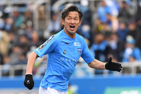 Vua Kazu Miura gia hạn hợp đồng và sẽ thi đấu chuyên nghiệp ở tuổi 54 - Ảnh 1. Vua Kazu Miura gia hạn hợp đồng và sẽ thi đấu chuyên nghiệp ở tuổi 54 - Ảnh 1.