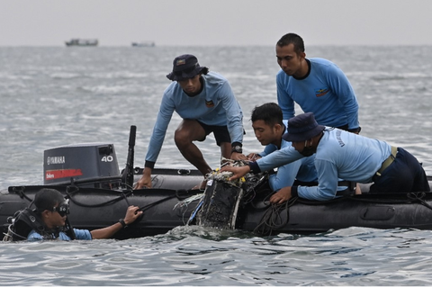 Vụ máy bay rơi tại Indonesia: Bắt đầu trục vớt 2 hộp đen - Ảnh 1. Vụ máy bay rơi tại Indonesia: Bắt đầu trục vớt 2 hộp đen - Ảnh 1.