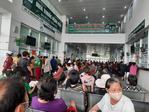 COVID-19 khiến số lượt khám chữa bệnh giảm mạnh lần đầu tiên sau 10 năm - Ảnh 1. COVID-19 khiến số lượt khám chữa bệnh giảm mạnh lần đầu tiên sau 10 năm - Ảnh 1.