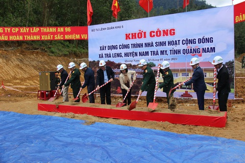 Bà Trương Thị Mai thăm bà con vùng sạt lở ở huyện miền núi Quảng Nam - Ảnh 2. Bà Trương Thị Mai thăm bà con vùng sạt lở ở huyện miền núi Quảng Nam - Ảnh 2.