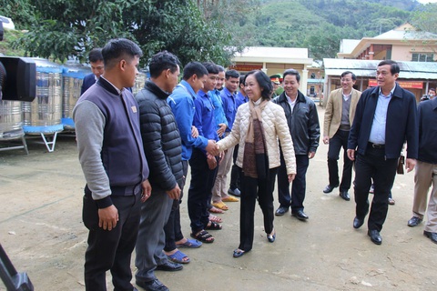 Bà Trương Thị Mai thăm bà con vùng sạt lở ở huyện miền núi Quảng Nam - Ảnh 1. Bà Trương Thị Mai thăm bà con vùng sạt lở ở huyện miền núi Quảng Nam - Ảnh 1.
