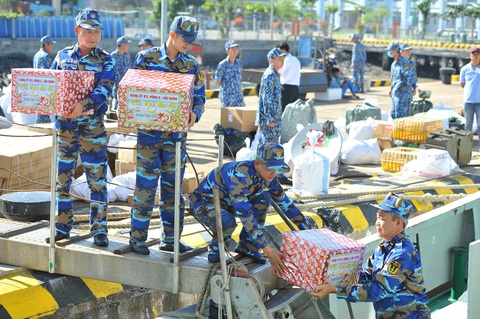 Vùng 2 Hải quân chuẩn bị quà đi chúc tết nhà giàn DK1 và Côn Đảo - Ảnh 2. Vùng 2 Hải quân chuẩn bị quà đi chúc tết nhà giàn DK1 và Côn Đảo - Ảnh 2.
