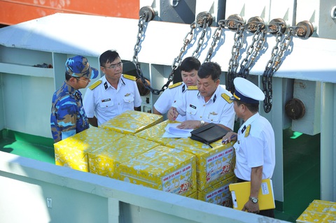 Vùng 2 Hải quân chuẩn bị quà đi chúc tết nhà giàn DK1 và Côn Đảo - Ảnh 6. Vùng 2 Hải quân chuẩn bị quà đi chúc tết nhà giàn DK1 và Côn Đảo - Ảnh 6.