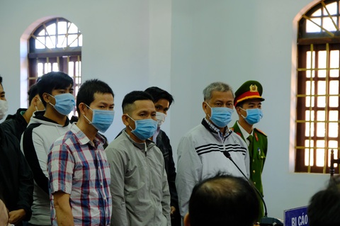 Một bị cáo nghi bị bệnh tâm thần, hoãn phiên tòa xử đại gia Trịnh Sướng - Ảnh 2. Một bị cáo nghi bị bệnh tâm thần, hoãn phiên tòa xử đại gia Trịnh Sướng - Ảnh 2.
