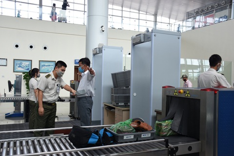 Bị cấm bay vì mua CMND ở bến xe, thanh niên mua tiếp CMND ở nhà nghỉ để bay - Ảnh 1. Bị cấm bay vì mua CMND ở bến xe, thanh niên mua tiếp CMND ở nhà nghỉ để bay - Ảnh 1.