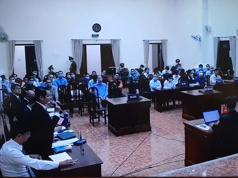 Lừa tiền nhiều ngân hàng, cựu nhân viên quốc phòng bị đề nghị tới 25 năm tù - Ảnh 1. Lừa tiền nhiều ngân hàng, cựu nhân viên quốc phòng bị đề nghị tới 25 năm tù - Ảnh 1.