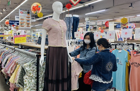 Nhộn nhịp tới siêu thị sắm quần áo tết - Ảnh 1. Nhộn nhịp tới siêu thị sắm quần áo tết - Ảnh 1.