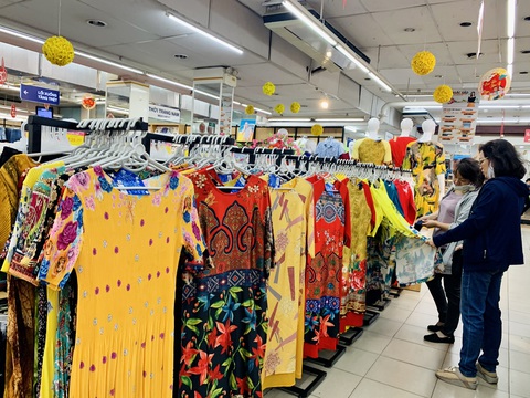 Nhộn nhịp tới siêu thị sắm quần áo tết - Ảnh 2. Nhộn nhịp tới siêu thị sắm quần áo tết - Ảnh 2.