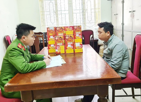 Phó công an xã buôn pháo nổ trên mạng xã hội - Ảnh 1. Phó công an xã buôn pháo nổ trên mạng xã hội - Ảnh 1.