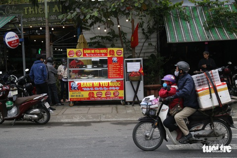 Bánh mì nhân đầy thịt chả mời cô chú ve chai, hàng rong… ngày giá rét - Ảnh 2. Bánh mì nhân đầy thịt chả mời cô chú ve chai, hàng rong… ngày giá rét - Ảnh 2.