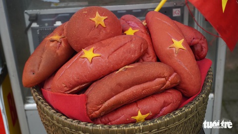 Bánh mì nhân đầy thịt chả mời cô chú ve chai, hàng rong… ngày giá rét - Ảnh 6. Bánh mì nhân đầy thịt chả mời cô chú ve chai, hàng rong… ngày giá rét - Ảnh 6.