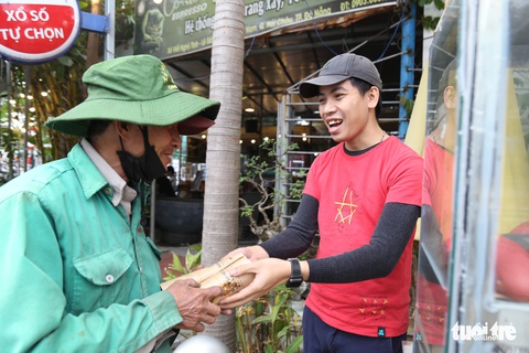 Bánh mì nhân đầy thịt chả mời cô chú ve chai, hàng rong… ngày giá rét - Ảnh 3. Bánh mì nhân đầy thịt chả mời cô chú ve chai, hàng rong… ngày giá rét - Ảnh 3.