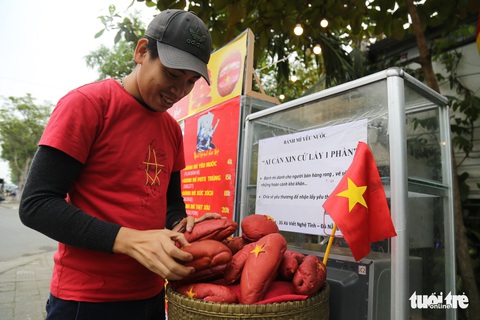 Bánh mì nhân đầy thịt chả mời cô chú ve chai, hàng rong… ngày giá rét - Ảnh 5. Bánh mì nhân đầy thịt chả mời cô chú ve chai, hàng rong… ngày giá rét - Ảnh 5.