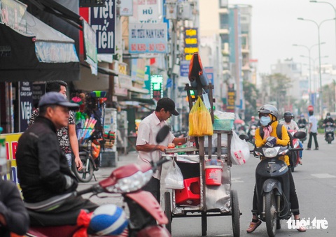 Nhiệt độ TP.HCM xuống 19 độ C, người dân lạnh co ro - Ảnh 2. Nhiệt độ TP.HCM xuống 19 độ C, người dân lạnh co ro - Ảnh 2.