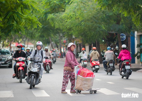 Nhiệt độ TP.HCM xuống 19 độ C, người dân lạnh co ro - Ảnh 8. Nhiệt độ TP.HCM xuống 19 độ C, người dân lạnh co ro - Ảnh 8.