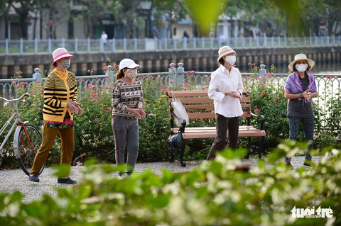 Nhiệt độ TP.HCM xuống 19 độ C, người dân lạnh co ro - Ảnh 3. Nhiệt độ TP.HCM xuống 19 độ C, người dân lạnh co ro - Ảnh 3.