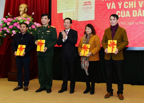 Ra mắt sách những bài viết của Tổng bí thư, Chủ tịch nước Nguyễn Phú Trọng về Đại hội Đảng XIII - Ảnh 1. Ra mắt sách những bài viết của Tổng bí thư, Chủ tịch nước Nguyễn Phú Trọng về Đại hội Đảng XIII - Ảnh 1.