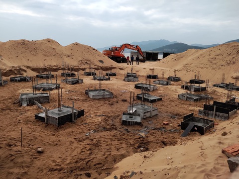 Chưa có giấy phép, doanh nghiệp xây trụ móng băm nát bãi biển Quy Nhơn - Ảnh 2. Chưa có giấy phép, doanh nghiệp xây trụ móng băm nát bãi biển Quy Nhơn - Ảnh 2.