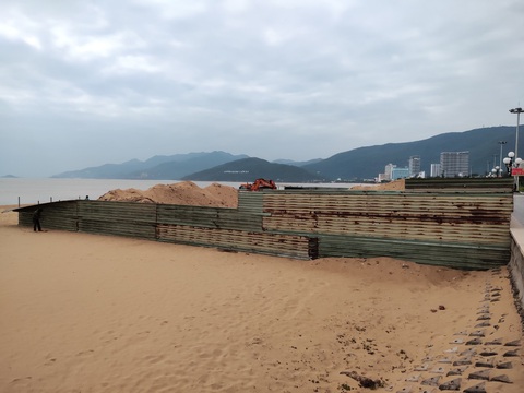 Chưa có giấy phép, doanh nghiệp xây trụ móng băm nát bãi biển Quy Nhơn - Ảnh 3. Chưa có giấy phép, doanh nghiệp xây trụ móng băm nát bãi biển Quy Nhơn - Ảnh 3.
