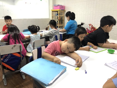 Con lớp lá, sắp vào lớp 1, cha mẹ tất tả tìm lò luyện: Giải mã nỗi lo của phụ huynh - Ảnh 1. Con lớp lá, sắp vào lớp 1, cha mẹ tất tả tìm lò luyện: Giải mã nỗi lo của phụ huynh - Ảnh 1.