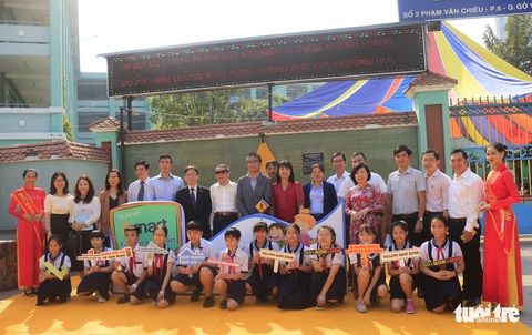 Lắp ‘thảm vàng an toàn’ trước trường học hạn chế tai nạn giao thông - Ảnh 3. Lắp ‘thảm vàng an toàn’ trước trường học hạn chế tai nạn giao thông - Ảnh 3.