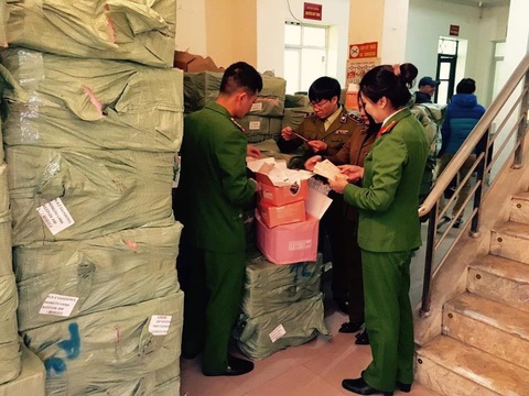 Tạm giữ gần 5 tấn mỹ phẩm đang trên đường vào miền Nam tiêu thụ - Ảnh 2. Tạm giữ gần 5 tấn mỹ phẩm đang trên đường vào miền Nam tiêu thụ - Ảnh 2.