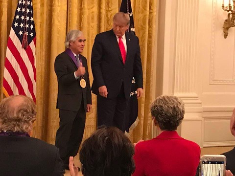 Nhiếp ảnh gia gốc Việt Nick Út được ông Trump trao Huân chương nghệ thuật - Ảnh 1. Nhiếp ảnh gia gốc Việt Nick Út được ông Trump trao Huân chương nghệ thuật - Ảnh 1.