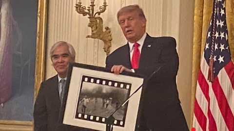 Nhiếp ảnh gia gốc Việt Nick Út được ông Trump trao Huân chương nghệ thuật - Ảnh 3. Nhiếp ảnh gia gốc Việt Nick Út được ông Trump trao Huân chương nghệ thuật - Ảnh 3.