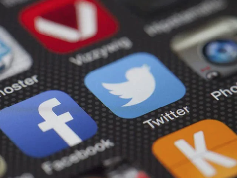Facebook và Twitter bốc hơi hơn 51 tỉ USD giá trị vốn hóa vì cấm cửa ông Trump - Ảnh 1. Facebook và Twitter bốc hơi hơn 51 tỉ USD giá trị vốn hóa vì cấm cửa ông Trump - Ảnh 1.
