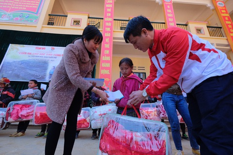 Những gương mặt học trò Quan Hồ Thẩn bỏng lạnh nhận chăn ấm của bạn đọc Tuổi Trẻ - Ảnh 2. Những gương mặt học trò Quan Hồ Thẩn bỏng lạnh nhận chăn ấm của bạn đọc Tuổi Trẻ - Ảnh 2.