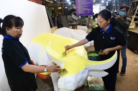 Vào hậu trường chế tác linh vật cho đường hoa Nguyễn Huệ 2021 - Ảnh 2. Vào hậu trường chế tác linh vật cho đường hoa Nguyễn Huệ 2021 - Ảnh 2.