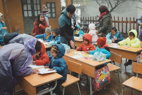 Người trẻ lên Y Tý: Ấm lòng giữa nơi tuyết phủ trắng xóa - Ảnh 4. Người trẻ lên Y Tý: Ấm lòng giữa nơi tuyết phủ trắng xóa - Ảnh 4.