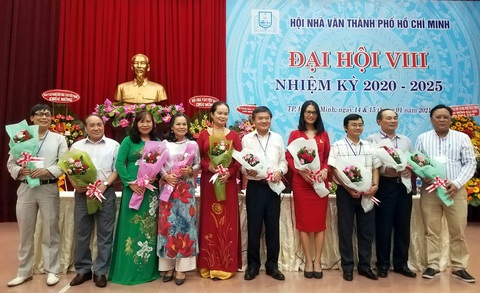 Hội Nhà văn TP.HCM lần đầu có nữ chủ tịch, nhà thơ Phạm Sỹ Sáu rút khỏi ban chấp hành - Ảnh 1. Hội Nhà văn TP.HCM lần đầu có nữ chủ tịch, nhà thơ Phạm Sỹ Sáu rút khỏi ban chấp hành - Ảnh 1.