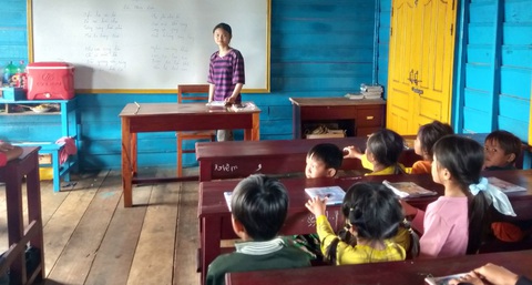 Cô giáo 18 tuổi dạy hơn 80 học trò Việt trên Biển Hồ - Ảnh 1. Cô giáo 18 tuổi dạy hơn 80 học trò Việt trên Biển Hồ - Ảnh 1.