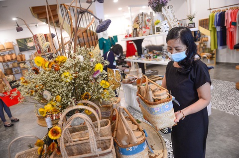 Cả giỏ quà tết không phải bỏ đi thứ gì - Ảnh 1. Cả giỏ quà tết không phải bỏ đi thứ gì - Ảnh 1.